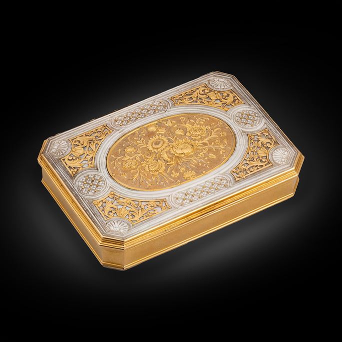 Louis Robin - A Louis XV Gold &amp; Mother-of-Pearl Snuff Box | MasterArt